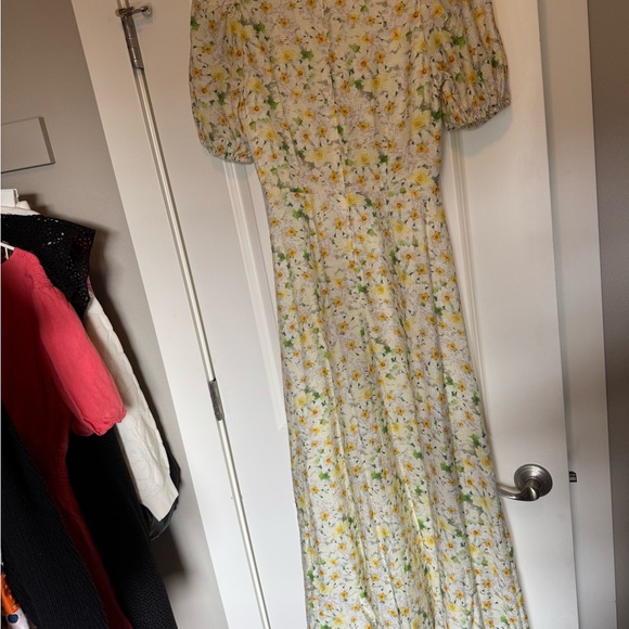 NEW ASTR The Label $130 Sweetheart
Puff Sleeve Floral Midi Dress - Picture 7 of 7